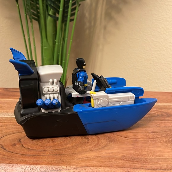 Batman Figure & Boat 🛥️ - Picture 5 of 7